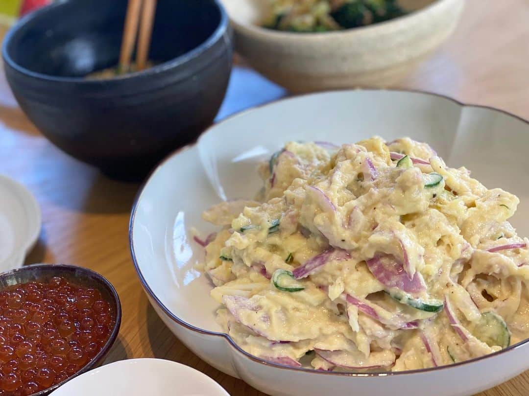 氷川きよしさんのインスタグラム写真 - (氷川きよしInstagram)「自粛自宅自炊ランチ。  豚汁は鍋の残りの食材で作っておせちの栗きんとんがさつまいもをペーストにしたものだったのでポテトサラダにしてみたら美味しくできました。  and昨日のランチ。 ウニご飯を炊いて、お雑煮のお汁でキノコスープにしました。  残った物や冷蔵庫にある食材で新しくアレンジしたり無駄なく自分のスタイルでお料理するのが大好きだなぁ❤︎  なんでもフリースタイル大事ねっ❤︎  by kii  #氷川きよし #hikawakiyoshi #kiiごはん #kiicooking #おうちごはん #kii #bykii #キヨラー」1月4日 19時11分 - hikawa_kiyoshi_official