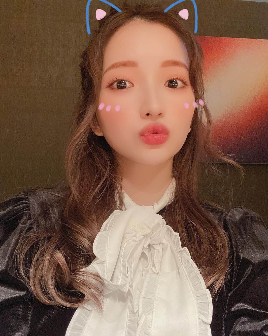 南りほのインスタグラム：「YouTube10万人突破👏🏻💗 本当にありがとうございます、、、😢 始めて間もないのに、こんなに早く10万人突破するとは思ってなかったです🥺 マイペースで自分らしくやっていくのでたくさん見てね🐶🤍 みんならぶだよ〜💘💘💘 1本目の動画で10万人突破したらファンミーティングするって言ってたの…ちゃんと実行するね😂🤍 まだまだ大変なこんな時期だから難しいかもしれないけど色々考えてみるね😢待っててください💓」