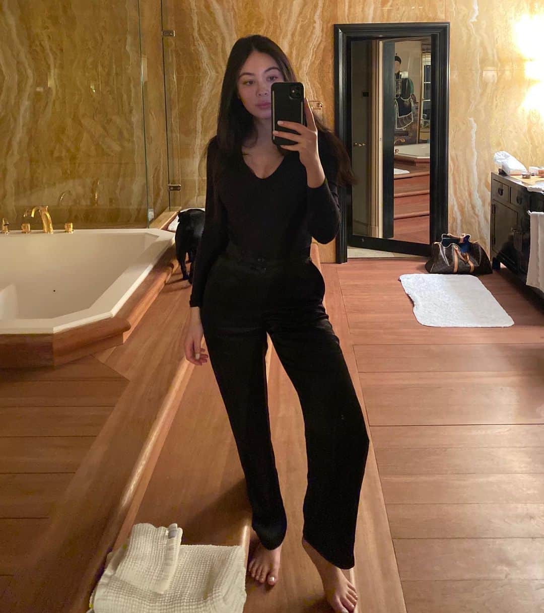 エレナ・アレジ・後藤のインスタグラム：「boris always in the background of my photos 😆✨」