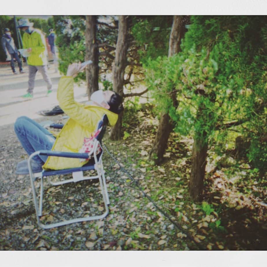 安達祐実さんのインスタグラム写真 - (安達祐実Instagram)「💛💚💛 ドラマ撮影時、 みつきちゃんが撮ってくれた。  奥の黄緑の人は監督。 #にじいろカルテ  #1月21日夜9時スタート @mitsuki_takahata @nijiirokarte」1月4日 19時19分 - _yumi_adachi