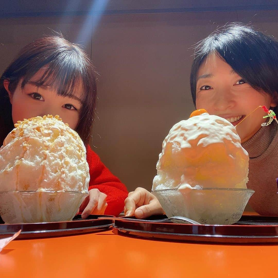 栗山夢衣さんのインスタグラム写真 - (栗山夢衣Instagram)「雪うさぎさんで氷始めしてきました🍧💓  あいかちゃんとは雪うさぎさんかなりよく来てる気がするな🤔  私は定番の塩キャラメルグラノーラ あいかちゃんはお正月氷の 純米大吟醸 加賀鳶  酒粕クリームを食べました🎍  やっぱり美味しい〜〜〜😍❤️  大好きな雪うさぎさんは 今年もお世話になりまくる予定です！  . . #かきごおりすと #かきごーらー #かき氷修行中 #かき氷おばさん #かき氷マニア #かき氷部 #かき氷巡り #かき氷研究所 #かき氷好き #かき氷食べ歩き #かき氷食べたい #かき氷好きな人と繋がりたい #かき氷大好き」1月4日 19時23分 - kuriyamamui