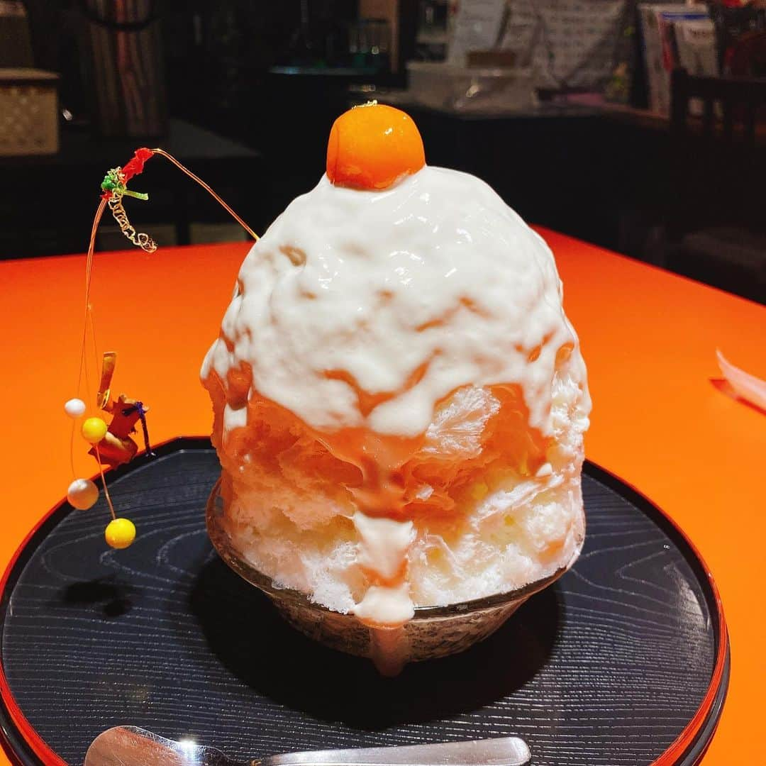 栗山夢衣のインスタグラム：「雪うさぎさんで氷始めしてきました🍧💓  あいかちゃんとは雪うさぎさんかなりよく来てる気がするな🤔  私は定番の塩キャラメルグラノーラ あいかちゃんはお正月氷の 純米大吟醸 加賀鳶  酒粕クリームを食べました🎍  やっぱり美味しい〜〜〜😍❤️  大好きな雪うさぎさんは 今年もお世話になりまくる予定です！  . . #かきごおりすと #かきごーらー #かき氷修行中 #かき氷おばさん #かき氷マニア #かき氷部 #かき氷巡り #かき氷研究所 #かき氷好き #かき氷食べ歩き #かき氷食べたい #かき氷好きな人と繋がりたい #かき氷大好き」