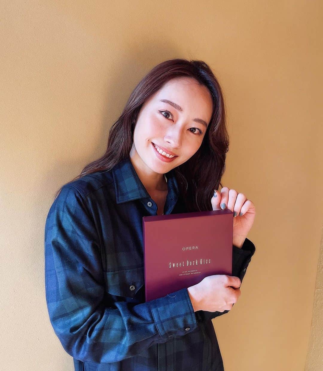小祝麻里亜のインスタグラム：「次のイベントはバレンタインかなぁ〜🎁と思ってたら、 @opera_cosmetics からバレンタイン前にぴったりな限定色が発売するとのことで、一足お先に試させてもらいました🥺💗  冬の装いにもマッチするブラウンカラーで馴染みやすい〜❣️❣️ティントリップのブラウンカラーってかなり新鮮なので嬉しいな✨マスクにもつきずらいから、マスク生活にティントリップはマストになってしまいました😷💄  チョコレートが入ってそうな限定BOX(EC限定発売)に...🍫 ✔︎オペラリップティント（ブラウンフィグ） ✔︎オペラシアーリップカラー（カカオキス）✴︎こちらは即完売だったけど限定復刻したので、是非この機会に🥰  色は3枚目を見ていただけるとわかりやすいかな〜と😊💄💄  1/7～1/20までは公式オンラインショップ、プラザの先行発売。1/21～は全国発売みたいです🙆‍♀️  . . . . . ＿＿＿＿＿＿＿＿＿＿  #オペラブラウンリップ #オペラリップティント #リップティント #ティントリップ #お気に入りコスメ  #コスメレビュー #限定色 #makeup #instabeauty #liptint #rouge  #PR #오운애티튜드 #화장품 #뷰티스타그램 #메이크업 #메이크업스타그램」