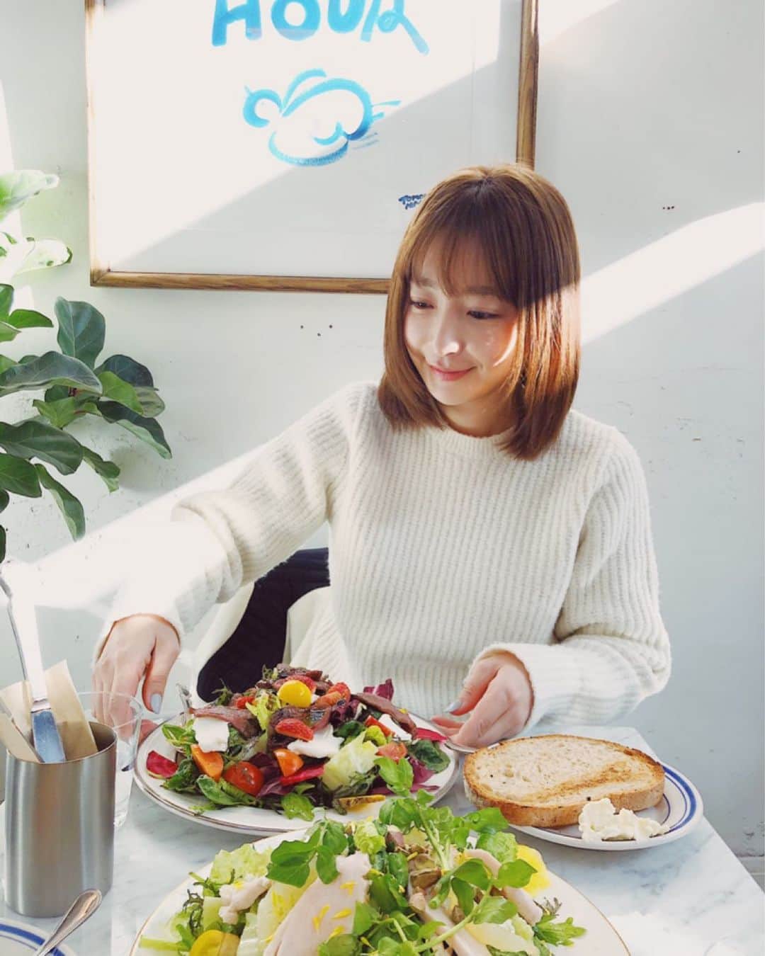 のインスタグラム：「前回の投稿はお仕事の時のまどかさんショットでしたが、今回のはプライベートランチの時に撮ってくれたもの🥰不意打ちiPhoneでなんでこんなに綺麗な写真が撮れるのか不思議でたまらないっ🥺✨ 今年もお仕事始まりますが、バシバシとろふわ作品撮っていきたいですっ😍😍」