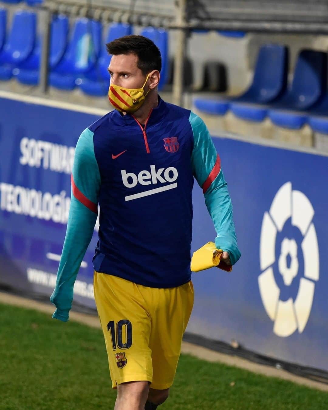 LFPさんのインスタグラム写真 - (LFPInstagram)「@leomessi 😷🔟👏  #Messi #Barça #LaLigaSantander #LaLiga #YouHaveToLiveIt #HayQueVivirla」1月4日 19時30分 - laliga