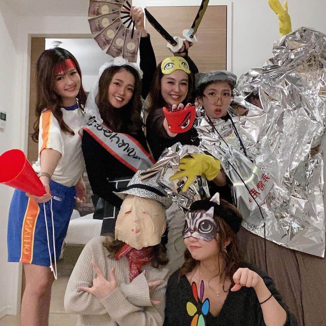 NAKATANIYUKAのインスタグラム：「底抜けに明るい大癖会  #毎年恒例500円プレゼント交換  #歳を重ねるにつれてコスプレ大会に変わってきてる #全日本気配り選手権 #アルミだけは足引っ張りすぎ #急に始まる笑ってはいけない」