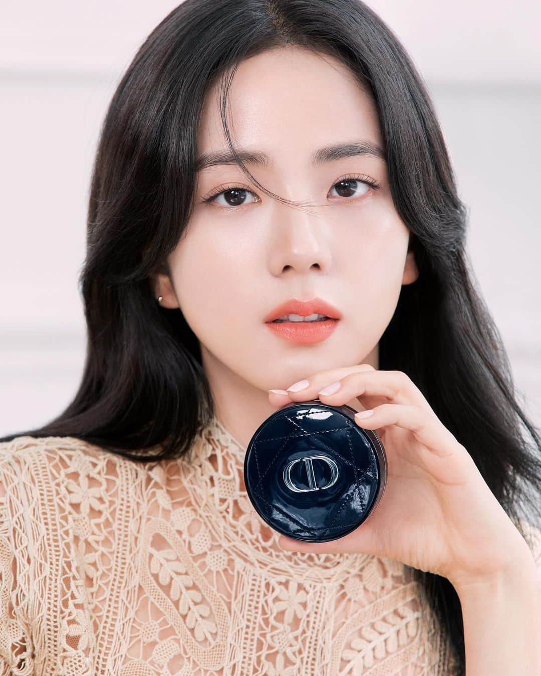 ジスさんのインスタグラム写真 - (ジスInstagram)「#디올글로우쿠션 #디올포에버 #DIORFOREVER  @DIORMAKEUP @wkorea 🤍」1月4日 19時41分 - sooyaaa__