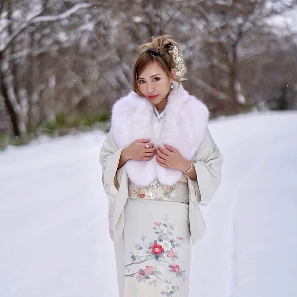 桃瀬とものインスタグラム：「今日から営業スタートです‼️今年も仕事頑張るぞぉ〜❤️やりたい事いっぱいありすぎてワクワクが止まらない🥰 今年の初着物は北海道の女らしく全部ホワイトにしてもらいました❄️❄️❄️着付けレンタルは美月桜さんでやってもらいました💓なにかとイベントでいつもお世話になってます👘❤️ #着物 #初詣 #初詣コーデ #雪景色 #hokkaido #すすきの #ススキノ #sapporo #susukino #女社長」