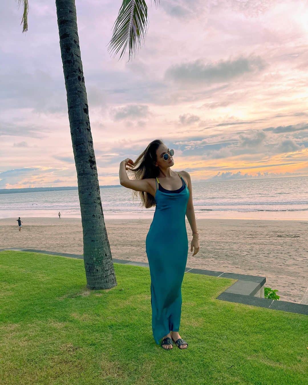 ルナ・マヤのインスタグラム：「Chasing sunset 🌞 #bali #sunset #january #2021 @lilyjeanofficial」