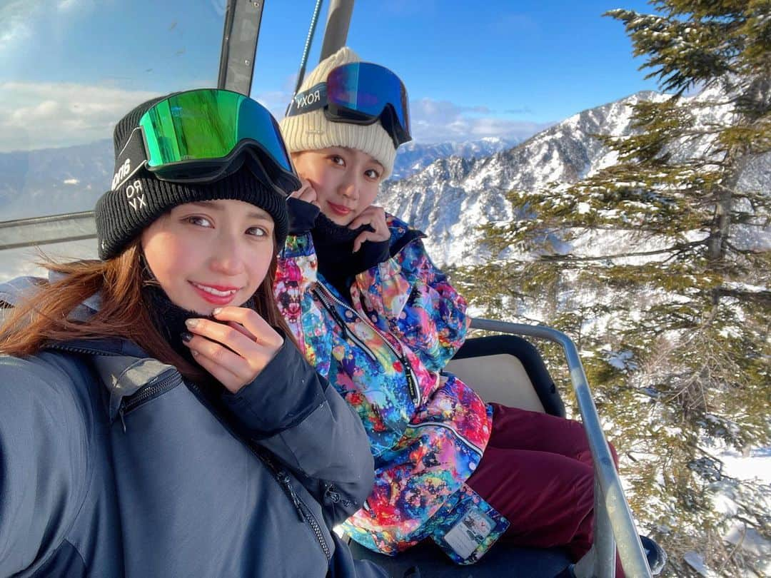 水越愛華さんのインスタグラム写真 - (水越愛華Instagram)「愛真とスノボ〜🏂🤍⛄️  去年行ってなくて 2年ぶりに丸一日滑ったら 体ばきばきです😇  でも楽しかった〜🤍 愛真ありがとう☺️🤍  #スノボ#川場スキー場   ウェアは高2の頃に買ったやつ... 派手🤣  行くと新しいの欲しくなっちゃうね⛄️🤍」1月4日 19時38分 - iamemika21