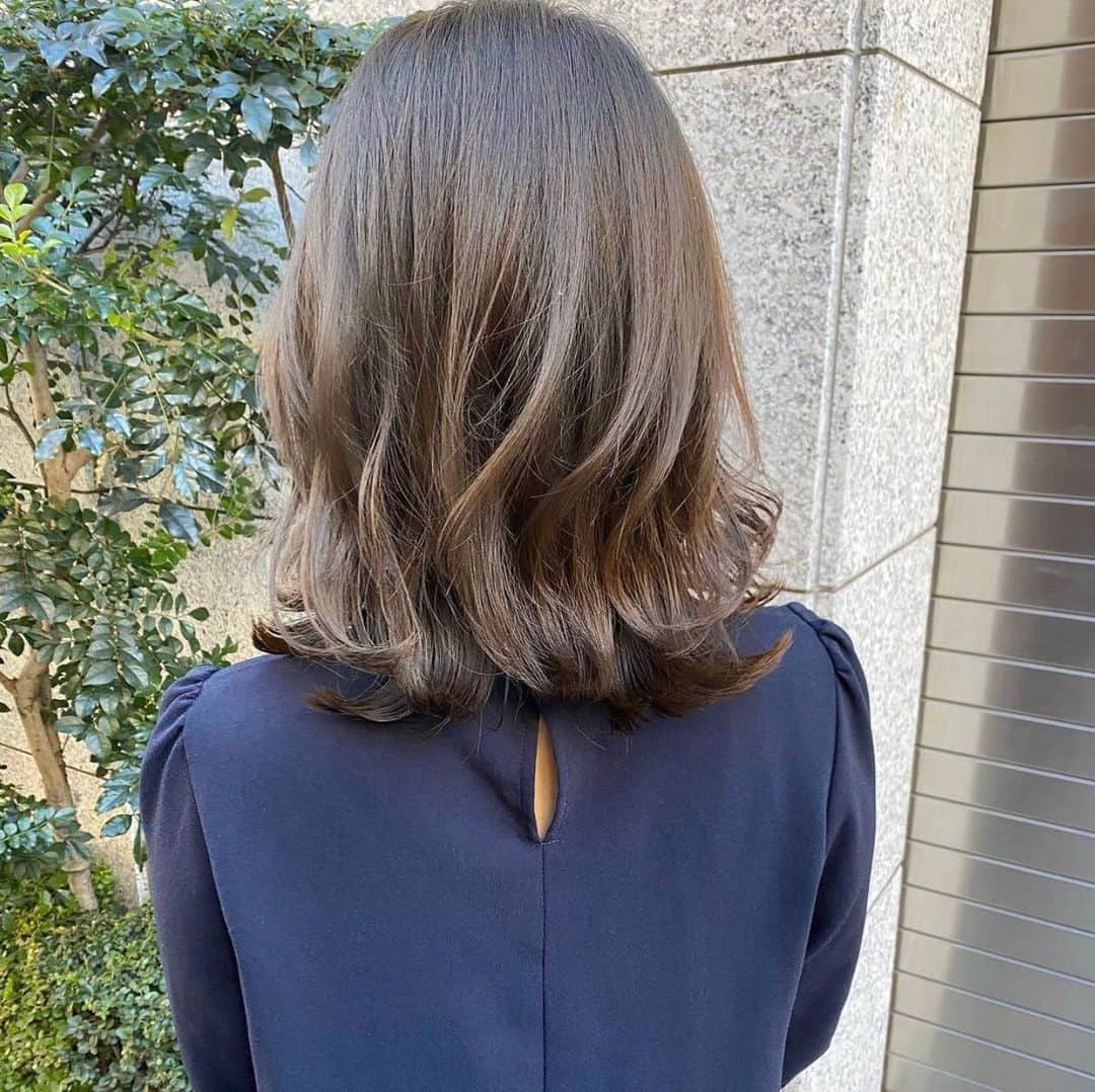 西岡卓志のインスタグラム：「Milkyグレージュも﻿ @takashi_nishioka におまかせあれ！﻿ ﻿ ﻿ 透明感ありなカラーリングの秘訣は独自の調合です！﻿ ﻿ 保存して頂けるとオーダーの際に便利です！﻿ ﻿ ﻿ ﻿ ﻿ ﻿ 髪質に適した西岡独自の手法で髪を傷めず柔らかい質感へ✨💈﻿ ﻿ ﻿ ﻿ ﻿ パーマで悩んでいる方は是非ご相談下さい！﻿ ﻿ カットでフォルムを美しくし、パーマで全体のボリュームを似合う位置に作ります！﻿ ﻿ さらに髪質をしっかり診断させて頂き薬剤を選定し今までにないパーマの質感を約束します！﻿ ﻿ ﻿ ☑︎パーマがかからないと言われた方﻿ ﻿ ☑︎いつもすぐ取れてしまう方﻿ ﻿ ☑︎巻いてるからパーマでは出来ませんと言われた方﻿ ﻿ ☑︎パーマがくるくる過ぎて気に入らない方﻿ ﻿ ☑︎とにかく髪型に悩んでいる方﻿ ﻿ ﻿ 是非僕にご相談ください！﻿ ﻿ ﻿ 美容師キャリア20年で培われた﻿ ﻿ 《西岡独自のパーマ&似合わせ理論》で必ずステキなヘアスタイルにします！﻿ ﻿ お客様からはカットしてよかった！パーマをかけて良かったというお声を多数頂いております！﻿ ﻿ ﻿ 《✨お客様の口コミ✨》﻿ ﻿ ﻿ ﻿ ■会う人全員に褒められます！！本当にありがとうございます！また行きます😊﻿ ﻿ ■ 本日はパーマをかけていただき、ありがとうございました☺パーマも色もほぼ全てお任せでお願いしましたが、優しく聞き取りしてくださり、西岡さんにお願いしてよかったなぁ✨と思いながら帰りました☆お忙しい中ありがとうございました！明日から、パーマ楽しみたいと思います😌そして、またぜひ、よろしくお願いします🙏﻿ ﻿ ﻿ ■ 西岡さんにカットしてもらったあとは、めちゃ誉められます😂﻿ 有難うございます💕🍀﻿ ﻿ ■ 今日は、素敵な髪型にしていただき、ありがとうございました😃﻿ ﻿ スタッフの皆さんにも良くしていただき、あっという間に時間が過ぎていました♬﻿ ﻿ これからもよろしくお願いします😊﻿ ﻿ ﻿ ﻿ ーーーーーーーーーーーーーーーーーーーーーーー﻿ ﻿ ﻿ 髪型に悩まれている方は是非ご相談下さい！﻿ 全力で取り組ませて頂きます^_^﻿ ﻿ ﻿ 【✨髪型で人生を豊かにするお手伝いを✨】﻿ ﻿ 素敵なヘアには女性を幸せにする力があります！﻿ ﻿ 僕に是非お任せ下さい！﻿ ﻿ ﻿ ヘアスタイルを似合わせるには大事な要素があります✨﻿ ﻿ ☑︎首や、肩幅を考慮したシルエット👤﻿ ﻿ ☑︎お顔の特徴頬や顎の位置生えグセなどをカバーする前髪を含めたフロントデザイン👧﻿ ﻿ ☑︎普段のファッションに馴染むヘアスタイルとファッションの調和👚﻿ ﻿ 美容師は綺麗に切る事が大事なのではなく、一人一人に似合わせる事が大事です✨﻿ ﻿ なぜかいつも髪型がしっくり来ない！﻿ ﻿ インスタで見た可愛い髪にしたい！﻿ ﻿ なんか似合ってない、なんか変、可愛くない！﻿ ﻿ という貴女へ！﻿ ﻿ 絶対僕が素敵にします！﻿ ﻿ 是非一度ご相談下さい！！﻿ #オトナ﻿ #オルチャンパーマ﻿ #西岡パーマ﻿ #丸顔に似合うヘア﻿ #面長に似合うヘア﻿ #大人っぽく﻿ #M字シースルーバング﻿ #長め前髪﻿ #かき上げ前髪﻿ #かき上げフェザー前髪﻿ #ななめ前髪﻿ #流し前髪﻿ #オルチャン﻿ #テギョモリ﻿ #ヨシンモリ﻿ #ミディアム﻿ #シースルーバング﻿ #デジタルパーマ﻿ #リバースカール﻿ #ニュアンスウェーブ﻿ #パーマ﻿ #ボブ﻿ #外ハネパーマ﻿ #韓国ヘア﻿ #アッシュグレージュ﻿ #ダブルカラー﻿ #似合わせ﻿ #千代田区美容室﻿ #美容学生」