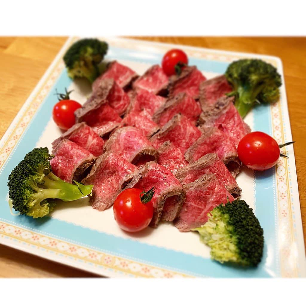 のインスタグラム：「ローストビーフを作ったよ〜🙌 めっちゃ美味しくできて、満足😋😋😋🥩💕  #ローストビーフ#お家#料理#牛肉#beef#homecook#fun#good#friend#happy#love#happiness#good#smile#family#Kobe#japan」