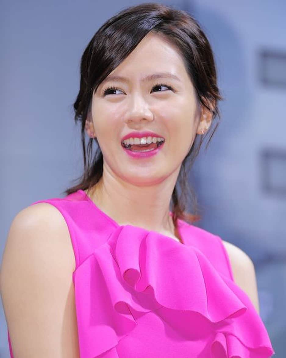 Harper's BAZAAR Japanさんのインスタグラム写真 - (Harper's BAZAAR JapanInstagram)「『愛の不時着』で注目！ソン・イェジンのナチュラルなビューティルック﻿ ﻿ いま、日本でも大人気のNetflixドラマ『愛の不時着』。 そんな同作でヒロインの財閥令嬢、ユン・セリ役を演じているのがソン・イェジン（Son Ye-Jin）だ。現在38歳の彼女は、すでに20年以上のキャリアを誇るベテラン女優でもあり、韓国映画界のスターたちとの共演も多数！ そしてその最大の魅力は、Starmometer.comが発表した「世界で最も美しい女性」ランキングの1位にも輝いた、持ち前のナチュラルな美しさにある。そこで、『愛の不時着』の大ヒットを祝し、彼女がこれまでに見せてきたビューティルックを振り返ってみよう。﻿ ﻿ #ソンイェジン #女優 #韓国女優 #愛の不時着 #ビューティ #ビューティ変遷 #ハーパーズバザー #sonyejin #actoress #koreanactress #celebrity #beauty #harpersbazaar #harpersbazaarjapan #magazine」1月4日 19時50分 - harpersbazaarjapan