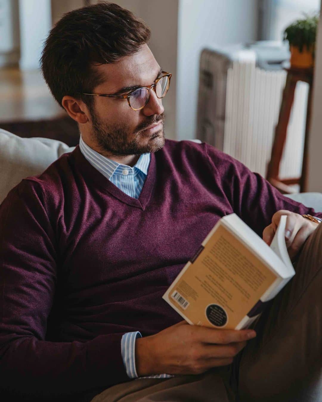 ハケットのインスタグラム：「An inspiring read to kick off the new year? Do it with style as @justusf_hansen #STAYHackett」