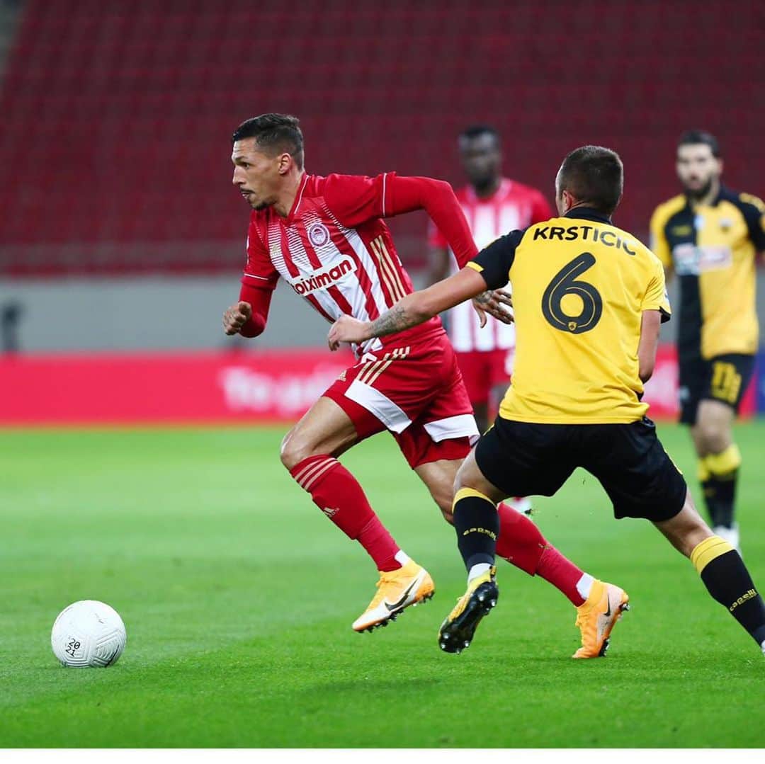 のインスタグラム：「Great game yesterday ,good way to start the new year with a huge win in the derby ! 🔴⚪️ 👊🏽 @olympiacosfc」