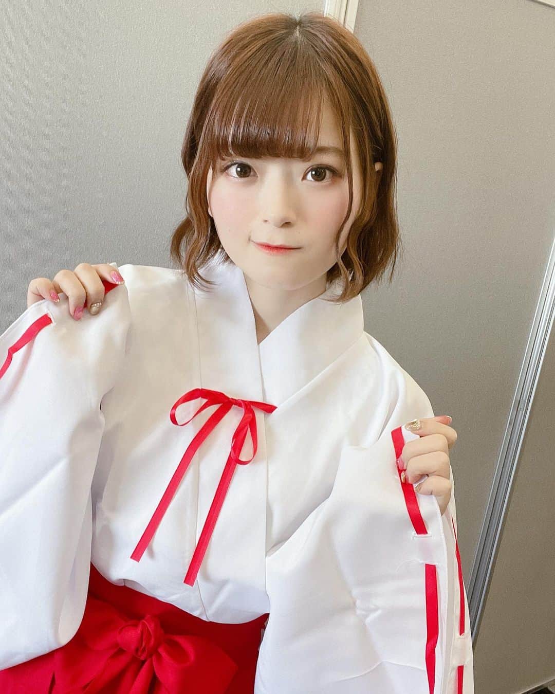 小倉月奏のインスタグラム：「♡ ・ ・ 巫女みこ⛩🌸 ・ #巫女 #神社 #お正月 #新年 #happynewyear #newyear」