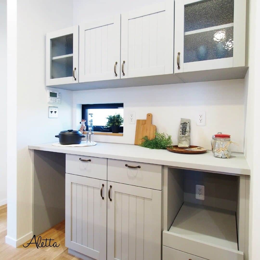 アレッタさんのインスタグラム写真 - (アレッタInstagram)「「造作でおつくりした食器棚」 収納するものを考えて棚や 引き出しをおつくりするので キッチン周りをすっきり綺麗に 魅せることができます♪ . . 実際に建てられたお客様のお家の お写真はホームページの 施工例ページよりご覧いただけます💁🏻‍♀️✨ @aletta_himeji . . アレッタのモデルハウス アカウントはこちら💁🏻‍♀️ @aletta_model . . --------------------------- #アレッタ は『長く豊かに幸せに』暮らしていただける 世界にひとつだけの#マイホーム を 一緒におつくりしている姫路の#工務店 です。 . #食器棚  #キッチン #収納  #施工例写真 #姫路イベント #マイホーム計画 #自然素材住宅 #完成見学会 #施工例 #一軒家 #新築注文住宅 #塗り壁 #おしゃれな家 #こだわりの家 #デザイン住宅 #おうち時間 #家づくり #家づくり計画 #家づくりを楽しむ #インテリアコーディネート #家づくり検討中の人と繋がりたい #外断熱の家 #姫路注文住宅 #加古川注文住宅 #たつの注文住宅」1月4日 20時00分 - aletta_himeji