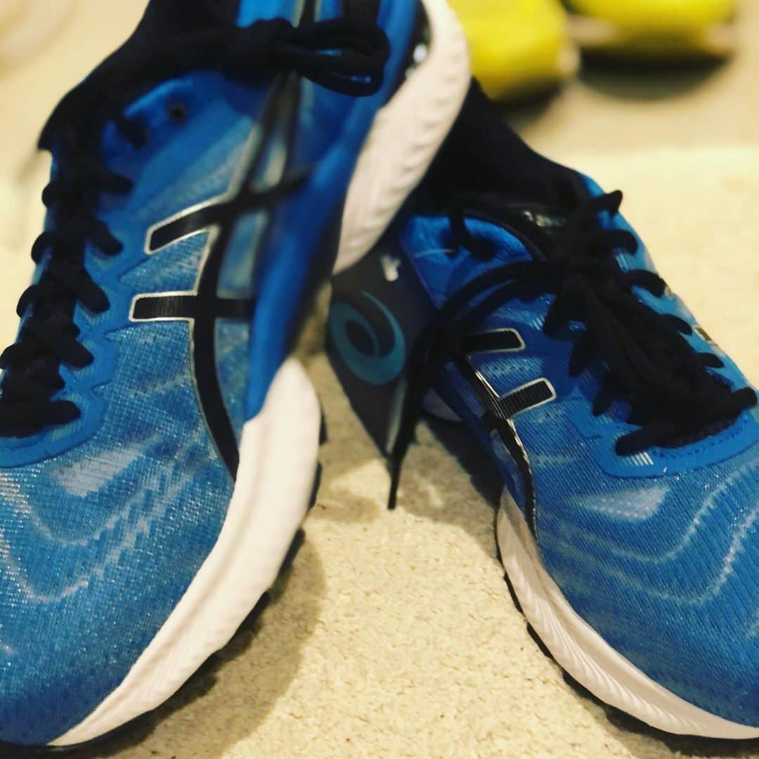 中村譲のインスタグラム：「クッション性重視で今回はasics-GEL-NIMBUS 赤→黄色→青　信号か！ #アシックス  #クッション重視  #gelnimbus #newrunningshoes #asics」