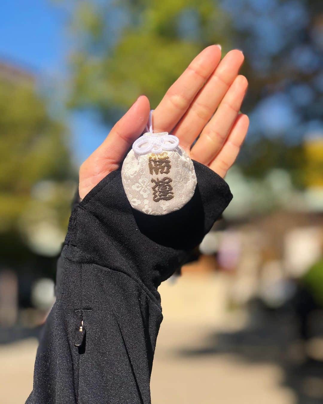 佐野千晃のインスタグラム：「サブ3ができますように、、、。﻿ ﻿ 勝ち守り。﻿ ﻿ これが何かはランスマ倶楽部の再放送を見てくれれば🤤﻿ ﻿ #run #running #marathon #フルマラソン #マラソン #マラソン女子 #人生自由自在 #走る女子 #ファッション #ウェア #楽しく走る #ランニング #ジョギング #お守り」