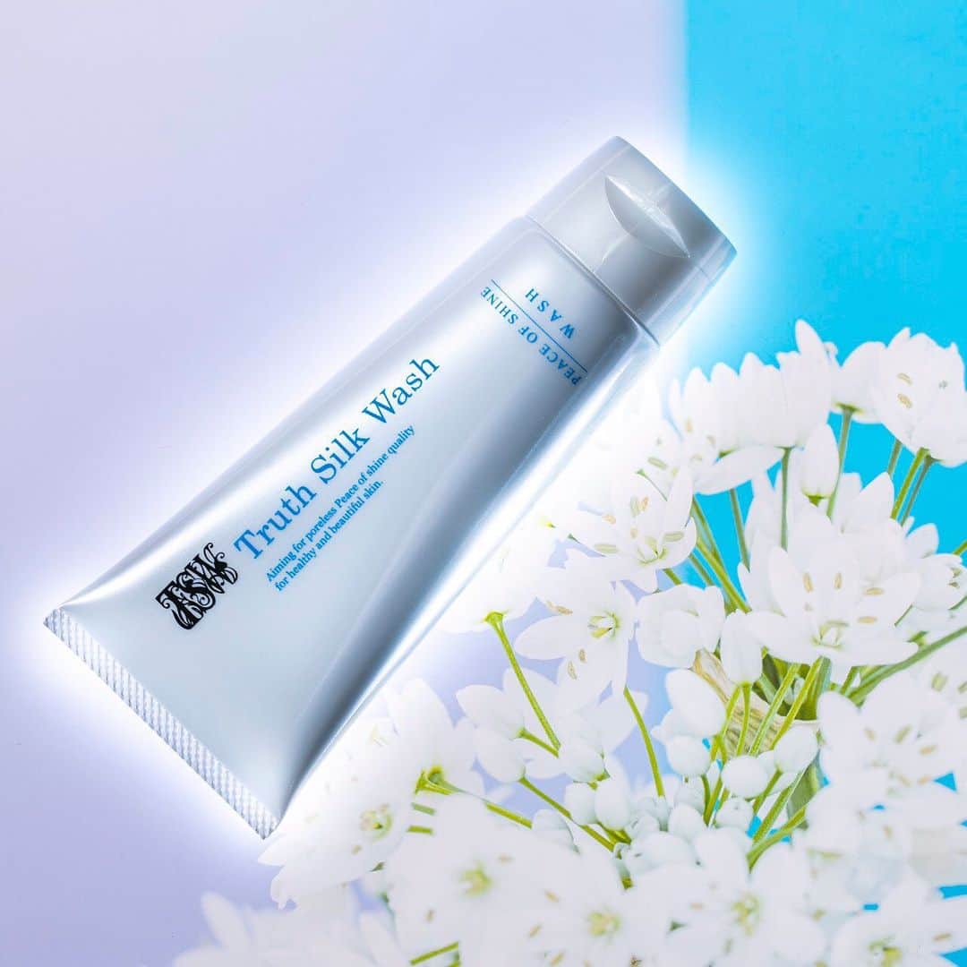 ピースオブシャイン株式会社のインスタグラム：「【TRUTH SILK WASH】水の代わりにシルクエキスを使用し、美容エキスの泡で包まれる、贅沢を極めた洗顔フォームです。  発売以来、大変人気製品となっていまして、化粧水のTRUTH TONER 同様に現在は在庫数が少なくなってきております。  欠品の可能性が出ました場合は、新規のご注文のみ予約注文となりますので、あらかじめご了承くださいませ。  全成分の中で、最も高配合しているシルクエキスの影響で、1回の製造量は1,000〜2,000個までとなり、製造後も最低1週間は安定させるため寝かす必要があります。 そのため、すぐには出荷できず、大量生産もできないため、毎月数回に分けて製造をし、常に新しい『TRUTH SILK WASH』をお届けできる体制を整えています。  低価格ながら洗顔料のハイエンドとなるクオリティを是非、ご体感ください。  ・・・ ・・・ ※下記、主な製品特徴です。 ・ ①全成分で一番上に表示されるほど、極上の肌艶を実現する【純度100％シルクエキス】を1番に多く高配合  ②毛穴の黒ずみ・ザラザラ・くすみに効果的な【パワースポット地域で採取の2つの海洋泥ミネラル＆薬用炭】を配合  ③肌荒れ改善など、抗炎症・保湿作用に【数種のアミノ酸、ペプチド成分】を配合  ④美肌への導き＋再生をサポート、【最強のビタミンC誘導体と、ビタミンB群】を配合  ⑤お肌の保水力・保湿力アップ、希少な【純度100％セラミド＆ナノセラミド】を配合  ⑥シミ・くすみ・トーンアップに【生薬の王(甘草由来成分)】を配合  ⑦東洋医学の優れた有効性をプラス、【和漢植物エキス】を配合  ⑧【20種フリーの完全無添加処方】、peaceofshineだからこそ実現できる本物の無添加化粧品  ⑨【安全性試験】をすべてクリア ※6つの項目で検査  ⑩【ハイエンド】のクオリティでも、広告費などの削減により【抜群のコスパ】を実現  ※【初回限定定期キャンペーン】は、最もお得な特別価格です。  弊社は誇大な広告やステマなどを一切実施していないため、これからも本物のお客様からのご感想、クチコミを大切にして、可能な限りシェアさせていただきます。  ※公式サイト限定販売です。 ※画像TAPでご覧いただけます。  ・ ・ #ピースオブシャイン#トゥルースシルクウォッシュ#洗顔フォーム#黒ずみ毛穴#黒ずみ#毛穴の詰まり#黒ずみケア#クレイ洗顔#シルクエキス#肌荒れケア#ニキビケア#パワースポット#パワースポット感#美容好きな人と繋がりたい#コスメ好きさんと繋がりたい#スキンケア#スキンケア好きさんと繋がりたい #究極美肌 #truthsilkwash」