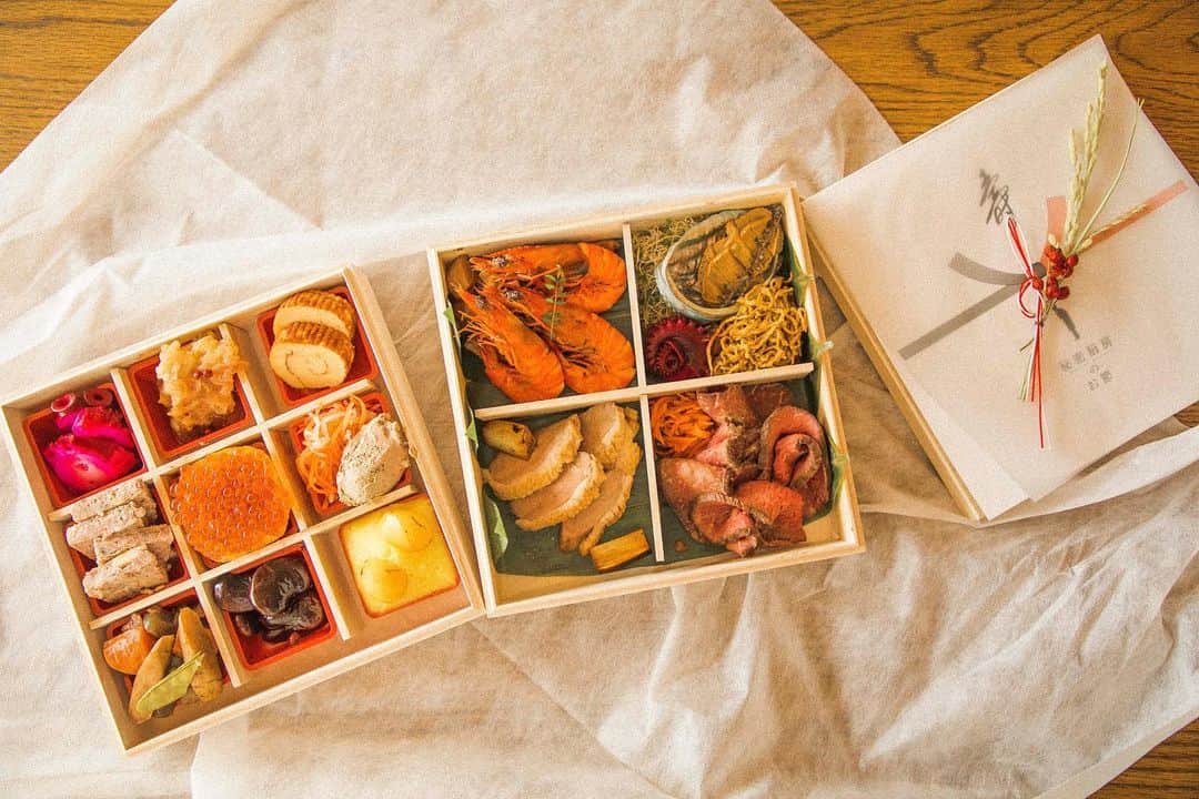 福田瞳さんのインスタグラム写真 - (福田瞳Instagram)「遅くなりました。 皆さま。 あけましておめでとうございます🎍 初めて @himitsukitchen_food さんの『お節』をきちんと用意して、正月気分を高めました♡ お雑煮を食べ、すき焼きを食べ、 朝から晩までウォーキングデッドを見て、今日はゾンビの夢をがっつりみて目覚めました。 夢で本当によかった。 怖かった。 お正月、終わりたくないです。 今年の目標は『チャレンジする。トライする。』にしました。 とにかく心配ばっかりしてもしょうがないので、小田和正の『明日の涙は明日ながせばいい』方式で、事が起こる前にあーだーこーだー悩まなくてもいいのだと、おもう！そんな2021。 どゆこと？って感じですが、まーそんなところです。 うまくいくかどうか。ではなく、やりたいという気持ちで動きたいのです。 あと、半年もしたら福田39歳なのですが、まだまだやりたいことがたくさんあるのです。 撮りたい写真がたくさんあるんです。だから今年も元気に生きていきたいです。 家族と友達も健康でありますように☺︎ 皆様に幸多い1年になりますように🤗 2021.1.4」1月4日 19時54分 - fukudahitomi610