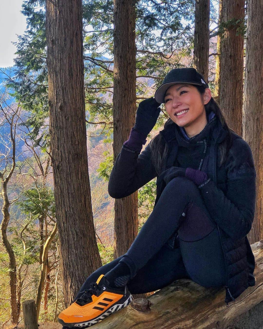 福田萌子さんのインスタグラム写真 - (福田萌子Instagram)「逢おう＝走ろう🏃‍♀️遊ぼう＝山行こう⛰ 待ち合わせは山の麓、ウェアが正装😎 刻一刻と変わる美しい自然を身体いっぱいに感じながら、気の置けないお友達と一緒に汗をかく時間は、最高の幸せ🌿✨  走った数だけ想い出が増えてまた絆が深まる。 今日も沢山笑って喋って、色んな気付きがあったね☺️ いつも私のお仕事の仕方、パーソナリティ、走り方(笑)を褒めて称えてくれて有難う🤲🏻 その言葉で自分がしてきた事への自信が膨らみ、もう一段階深く自分を認めてあげられます✨  因みに今日の話題の半分は箱根駅伝😂 ともちゃん @yudatomomi は現役時代は5km15分で走るワコール実業団の元プロランナーで、駅伝29人ごぼう抜きの記録を持っているのです💁‍♀️🤘🏻 走ってる時何考えてるの？声援って聞こえるの？ 呼吸とメンタルの繋がりは、、、から始まり箱根駅伝のレース展開やタイムについて、毎年恒例の質問攻め🤣 元々ランニングは好きだけど、大好きなお友達がしていた競技の事はもっともっと知りたい✨ 今、目の前にいる彼女を形成している経験を少しでも深く理解したいから😊 そんな2021年初山登りでした⛰🏃‍♀️  #runforthefriendship #running #run #trailrunning #mountain #トレラン #塔ノ岳 #山ガール」1月4日 20時00分 - moekofukuda