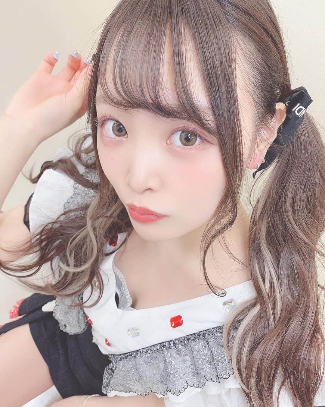 鳥海絢菜のインスタグラム：「・ 2021年　ライブ始まりました。 今年は昨年よりも人として、女の子としてレベルをあげて素敵な女性になりたいな。って思ってます🥲✨ グループとしてもたくさんの方に知っていただけるように頑張ります！ ・ ・ #idol #hair #hairstyle #haircolor #メイク #インナーカラー #アイドル」