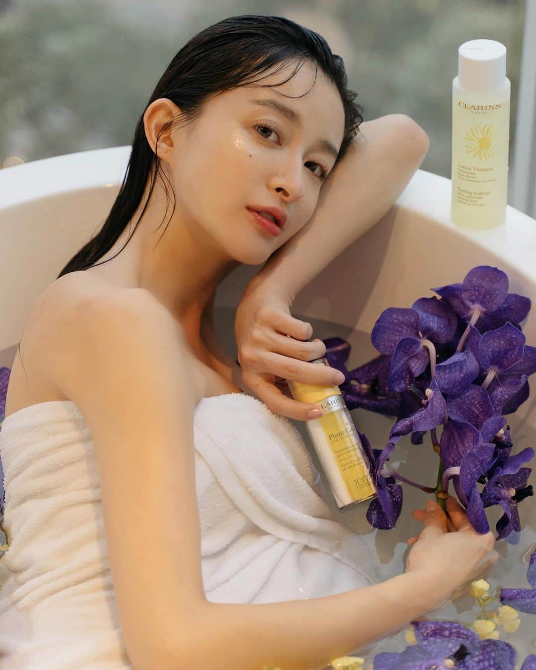 のインスタグラム：「. 孕婦的出水芙蓉照 大家是不是該按讚一下🤣 這好像是我第一次泡在浴缸裡拍照耶 美到請攝影師幫我多按幾張孕肚照 （賣個關子之後再給大家看😜）  之前看到很多人說孕期膚況會不穩定 自從我懷孕之後深刻的有感😌 尤其是痘痘粉刺跟敏感特別明顯 最近用到了 #克蘭詩 #蘭花純萃賦活乳 覺得蠻喜歡的❤️ 它是很特別的蘭花油+植萃乳的雙管設計 擠出來就會看到乳包油的雙重質地！ 蘭花油可以幫助修護肌膚恢復天然平衡， 而且不用多想滋潤度十足，真的夠保濕～ 擠出來雙手溫熱混合，讓肌膚吸收度加成  也因為是天然植萃精油所以香氣真的很療癒 我很喜歡耶～懷孕之後對外在環境更加敏感 所以這種可以放鬆身心靈的保養，真的是孕婦很需要的！  而且雖然是有油的成分 但擦起來真的不會黏！！試用完很意外👍🏻 這罐成分也是以修護保濕為主而且很夠力 像我最近怕敏感就把保養步驟簡化 會在擦完克蘭詩洋甘菊化妝水之後 直接擦蘭花乳，完全不會乾！非常保濕 那個光澤感，真的很吸引人  如果大家喜歡勤勞一點多做幾個保養步驟 那前面再疊擦自己喜歡的精華液 再用蘭花乳作為收尾的乳霜也非常適合唷！  最後有活動資訊要提醒大家～ 👉一月起克蘭詩100%植萃精油實驗室全台巡迴中 1/9-1/10 在忠孝SOGO圓形廣場，大家可以現場感受超療癒 #精油乳液 除了體驗產品還能預約護手保養，一定要去體驗看看喔！ 👉追蹤克蘭詩官方IG @clarinstw 看更多好康  #克蘭詩 #蘭花乳 #修護保濕 #精油乳液 #蘭花純萃賦活乳 #植萃芳療 #修護保濕乳液王 #一瓶雙享 #plantgold #Clarins」