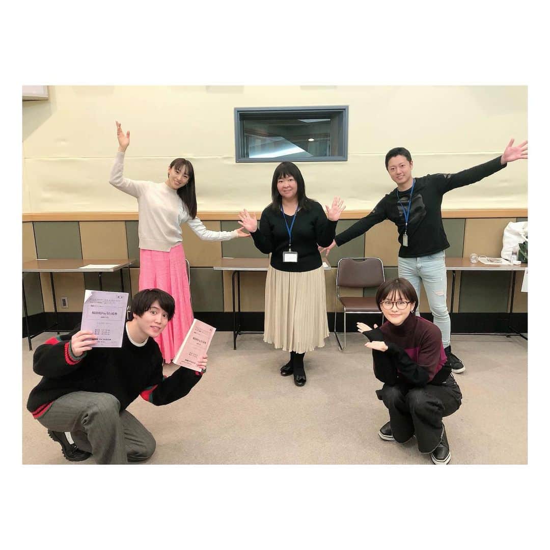 昆夏美のインスタグラム：「. 昨年末に収録が行われました 青春アドベンチャー 【輪廻転Payうた絵巻】 が本日よりNHK-FMにて放送されます！ こんな時期だからこそ 皆様のお心に少しでも寄り添えますように。。 https://www.nhk.or.jp/audio/html_se/se2021001.html . 全10回 1月4日～8日、11日～15日　 21:15～21:30 ネット同時配信＆「聴き逃し」配信あり (※放送から1週間） . 【作・音楽】まきりか 【演出】藤井靖 . 【出演者】 昆夏美　内藤大希　原田優一　音月桂 近江谷太朗　松熊つる松　久留飛雄己　石丸椎菜 坂川慶成　チョウヨンホ　大河原爽介 . 【あらすじ】 誰もが認める秀才で「意識高い系」大学生の七海（昆夏美）。 でも本当は自分にしか興味がない空っぽ娘。 実は姉で医師の沙織（音月桂）へのコンプレックスでいっぱい。 そんな七海の憧れの存在が、若手カリスマ起業家の別所ユウヤ（内藤大希）。 彼に接近するため高額セミナーに参加するが、すげなく対応され、 おまけに帰り道で詐欺に遭ってしまう。 不幸のどん底の七海の部屋に怪しげな“天使”ター（原田優一）が出現、 奇妙な問答を繰り広げながら七海を“前世”へのスピリチュアルな旅へと導き……。 計算ずくで生きることこそ賢明、 情報弱者は負け組一直線…… そんな乾いた世界に抗う魂の旅路を、 劇中歌を織り交ぜながら描くファンタジー作品。」