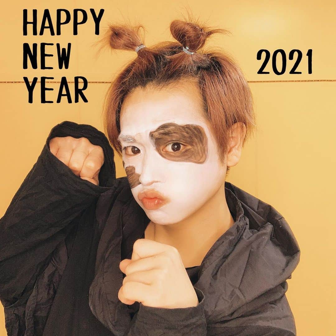 河崎良侑さんのインスタグラム写真 - (河崎良侑Instagram)「新年明けましておめでとうございます🐮﻿ ﻿ 2020年は、物事がなかなか上手く進まなかったり、我慢することが、多かった1年だったと思います！！﻿ ﻿ その分、色んなことを考え、﻿ ﻿ 自分にとって、﻿ 何が大切なのか？﻿ 大切な人なのか？﻿ ﻿ 気付かされた1年だったなぁと思います^ ^﻿ ﻿ 2021年は少しでも笑顔が溢れる1年にしたいし、﻿ ﻿ 笑顔にできる人にもなりたいなぁって思います！！﻿ ﻿ 今年からまた新たな挑戦が始まるので、﻿ 自分らしく、﻿ どんな時も感謝を忘れずに、笑顔で居たいなぁって思います！！﻿ ﻿ ﻿ 本当に2020年お世話になりました！﻿ 今年も引き続きよろしくお願いします🐮﻿ ﻿ 河崎良侑﻿ ﻿ ﻿」1月4日 20時08分 - ryosuke.kawasaki