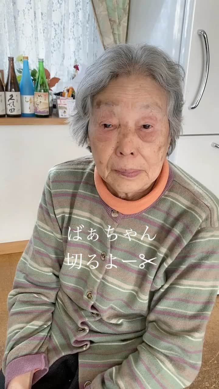 木村一平のインスタグラム：「ばぁちゃん切るよー！✂︎ 美容師の正月🎍👵🏻  小さい頃から 『あんたは出来る子なんやから』 と言ってくれて、  『あんたは感性がええ子やな』 と言ってくれたばぁちゃん。  勉強はあんまりしたくなくて 高校も中退したけど、  人の髪を切れるようになりました✂︎  2021年も元気で居てね＊  【木村一平の御予約について】 ▶︎プロフィールのURLからWEB予約でお願い致します＊WEB予約が×の場合でもお電話頂ければ、サロン状況によっておとりできる場合もありますので一度お電話下さい◎  ▶︎DMからの予約はおとりしておりませんので、ご了承下さい。。  @kimuraippei  @waystokyo  #キムラ髪#헤어컬러 #ヘアカット#ばぁちゃん#バッサリ#バッサリカット#ショートカット#美容師の正月」