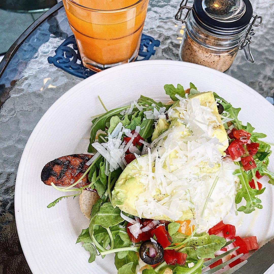 瀬戸晴加のインスタグラム：「今日のお昼はThe larder カフェで久しぶりにトーストを。今月からはカフェオープンに向けて色々進めていかないとでメニュー開発もそろそろ開始します！やっといよいよ感が出てきました👩🏻‍🍳笑　どんなメニューのラインナップになるか、私も楽しみです🤤  #thailand #chiangmai #cafe #flower #coffee #coffeeshop #trip #travel #chiangmaitrip #chiangmailife #chiangmaifood #chiangmaicafe #cafechiangmai #rose #タイ #チェンマイ #タイ旅行 #旅 #カフェ #せとはるinタイ」