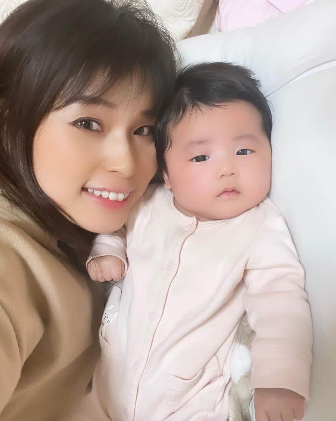 三佐和あやのインスタグラム：「お仕事はじめ お疲れ様です☺️ ぱくちゃん、昨晩は 6時間もまとめて眠れたんで、わたしも寝起きすっきりですよ🌙 ご機嫌でバンザイ🙌⤴︎⤴︎  起きた時、 あれ？外が明るいなぁって思って驚いちゃいました〜🤭 いままで2時間半〜 3時間で起きてきていたのに、体力がついてきたんだねぇ😊✨  嬉しい〜✨⤴︎⤴︎  2枚目は ご機嫌で笑うぱくちゃん😊✨⤴︎⤴︎  #ママ #月齢フォト #月齢ロゼット #スマイル育児 #育児日記 #ママリ #赤ちゃん #ヘビ #ベビフル #ベビー #ベビスタグラム #親バカ部 #親バカ #親バカ部ig_baby #令和2年ベビー   #コロナウイルスが早く終息しますよう」