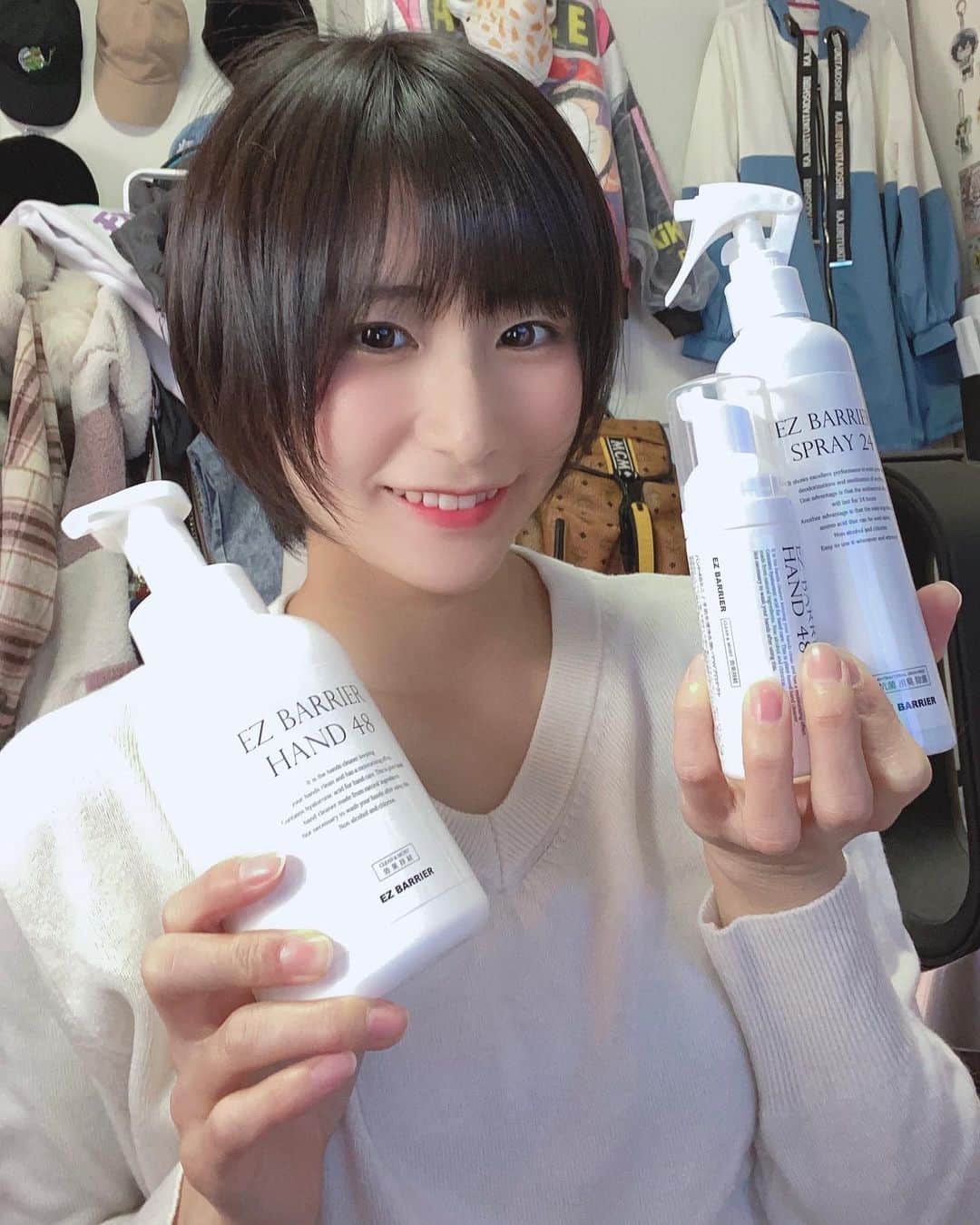 のインスタグラム：「アルコールフリーの抗菌剤 EZ BARRIER HAND オールインワンセット  @d.i.plus (購入はこちらのプロフィールURL💁‍♂️) .  アルコールフリーなんだって😳💗 今の時期、仕方ないけどアルコールを使いすぎると肌が負けるから嬉しい…(´༎ຶོρ༎ຶོ`) . 24〜48時間インフルエンザやノロウィルスなどをはじめとした菌やウイルスを不活化できるらしい🤫 . ①ハンドクリーナー ②スプレー ③ハンドクリーナー(ミニサイズ) . 泡で出るのすごい😳🔥 洗い流さなくていいのも良き👏 . . . .  #DIplus #イージーバリア #抗菌 #抗菌スプレー #除菌グッズ #除菌スプレー #pr」