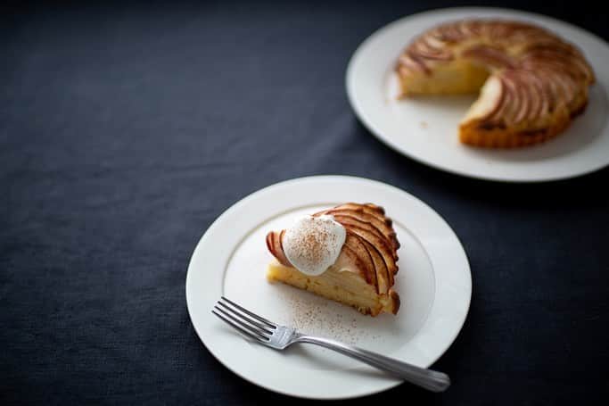 Naomiのインスタグラム：「初焼きはリンゴのバターケーキ🍎」