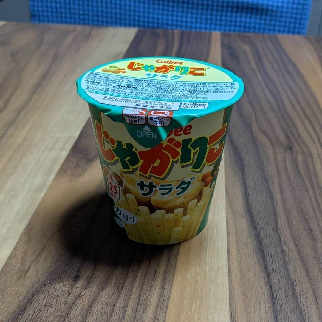 宇垣みなみ友美のインスタグラム：「久々のインスタでの雑談投稿です 今日の夕食後のおやつは、 #じゃがりこ デス🥔 ちなみにじゃがりこは、#私と同い年です ※じゃがりこは１９９５年発売です」