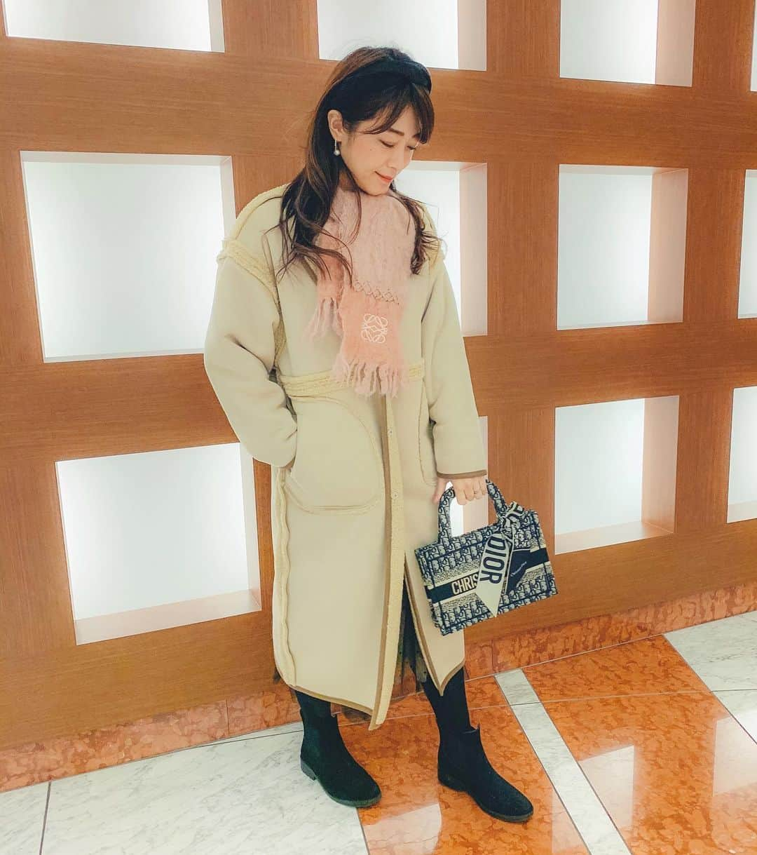 Kozue Kawabeさんのインスタグラム写真 - (Kozue KawabeInstagram)「モコモコムートン可愛い  ㅤㅤㅤㅤㅤㅤㅤㅤㅤㅤㅤㅤㅤ ムートン @lefua.closet  マフラー @loewe  バッグ @dior ㅤㅤㅤㅤㅤㅤㅤㅤㅤㅤㅤㅤㅤ ㅤㅤㅤㅤㅤㅤㅤㅤㅤㅤㅤㅤㅤㅤㅤㅤㅤㅤㅤㅤㅤㅤㅤㅤㅤㅤ ㅤㅤㅤㅤㅤㅤㅤㅤㅤㅤㅤㅤㅤ  ㅤㅤㅤㅤㅤㅤㅤㅤㅤㅤㅤㅤㅤ　#レフア2wayリバーシブルboaスエードコート #レフジョ #レフアクローゼット #lefua #lefuacloset  #レフアアンバサダー #レフアクローゼット #lefuacloset #レフジョ #chapeaudo  #バッグ #bag #knit #ファッション #コーデ #今日のコーデ #今日の服 #ニット #冬ファッション #winterfashion #instagram #instagramjapan #mery #nemika_official ㅤㅤㅤㅤㅤㅤㅤㅤㅤㅤㅤㅤㅤ#プチプラファッション #大人ファッション #大人カジュアル #ワンマイルコーデ # #ロエベ  #loewe #dior #diorbooktote」1月4日 20時25分 - miyaco8