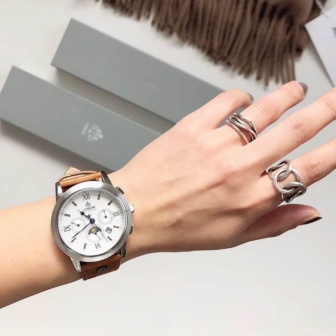のインスタグラム：「﻿ 男女問わず人気のCELLINIシリーズ。﻿ ﻿ カラーはシルバー,ローズゴールドの2色。﻿ 大きさは42mm,35mmの2サイズのご用意がございますのでシーンに合わせてお選びいただけます。﻿ ﻿ また、バリエーション豊富な替えベルトはワンタッチで簡単に取り付け可能ですので気分に合わせてベルトカラーも変更いただけます。﻿ ﻿ #repost @_red_sjk 様﻿ ﻿ 【商品詳細】﻿ CELLINI S DES VOEUX ﻿ 25,300円(税込)﻿ ﻿ #lobor #ロバー #腕時計 #手元倶楽部 #手元コーデ #アクセサリーウォッチ #ペアウォッチ #ファッションウォッチ #ファッションアイテム #カジュアル #カジュアルファッション #ギフト #スタイル #冬コーデ #冬小物」