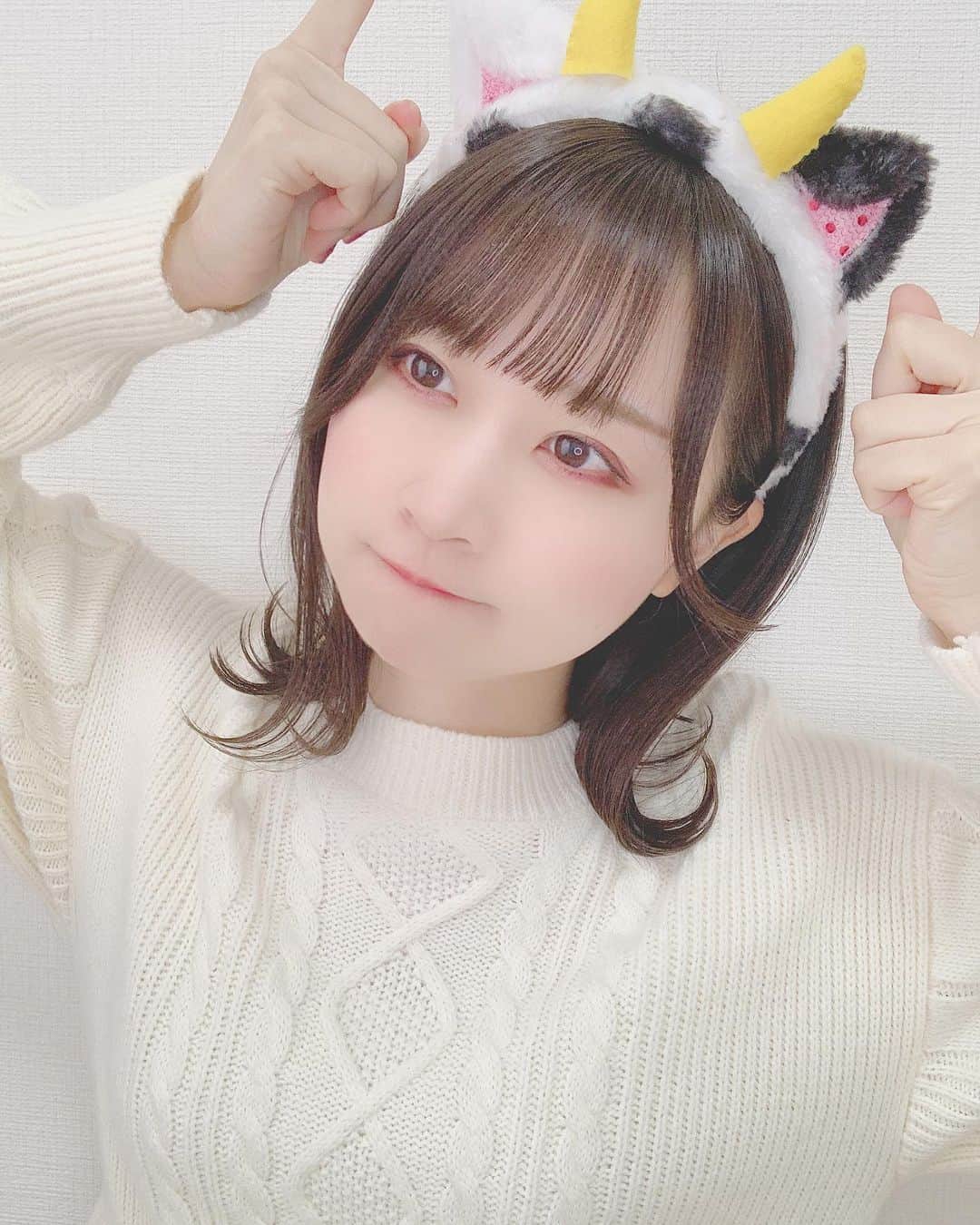 八木沙季のインスタグラム：「🐮🐮 . も〜〜🐮 牛のカチューチャ手作りです☺️笑 2021年もよろしくお願いします🐮❤︎ .」