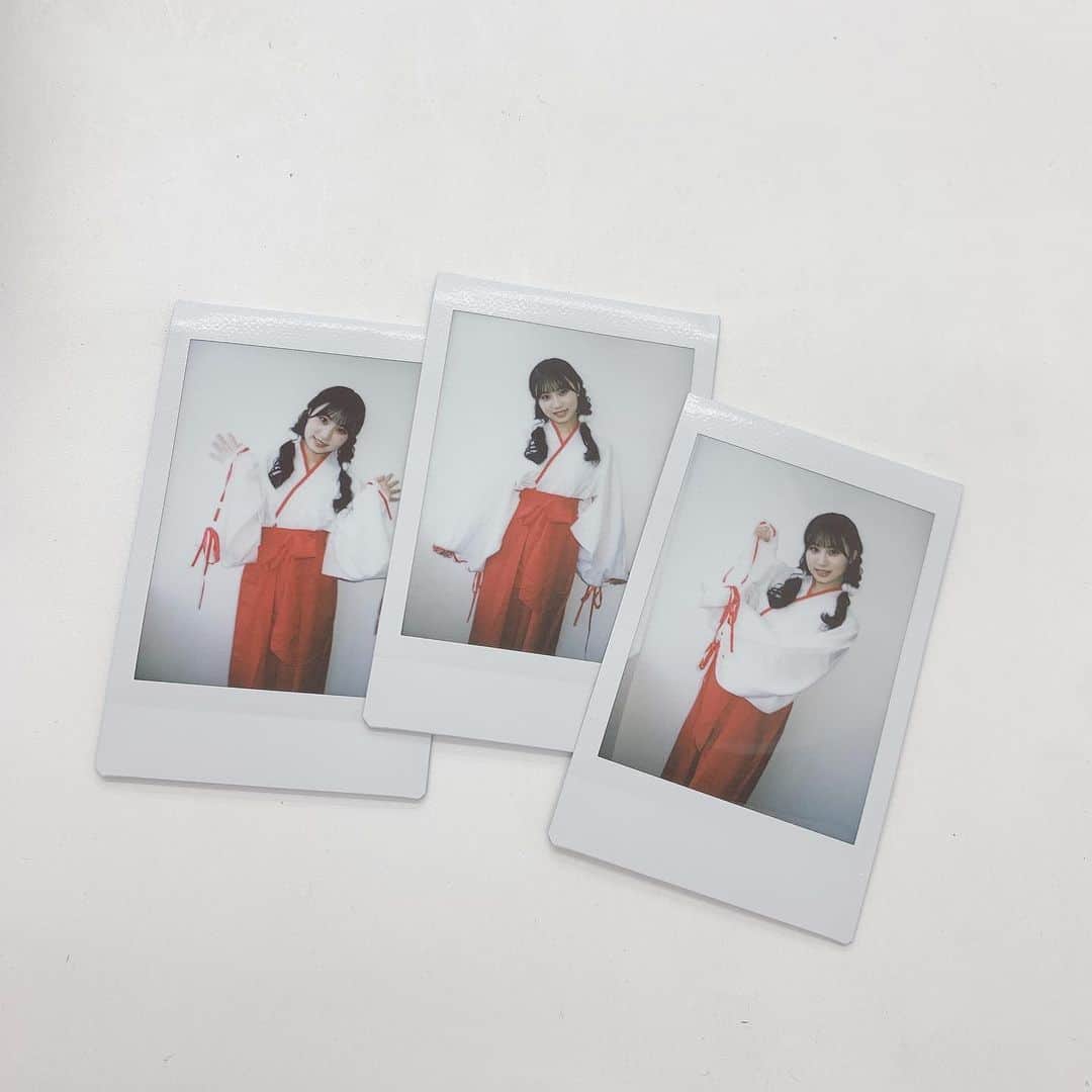 宮丸くるみのインスタグラム：「巫女チェキ( ¨̮ )  ・ ・ ・  #リリバリ #lilyofthevalley #アイドル #idol #チェキ #巫女 #巫女さん #jk #18歳 #高校生 #みつあみアレンジ #黒髪 #ロングヘア #ヘアアレンジ」
