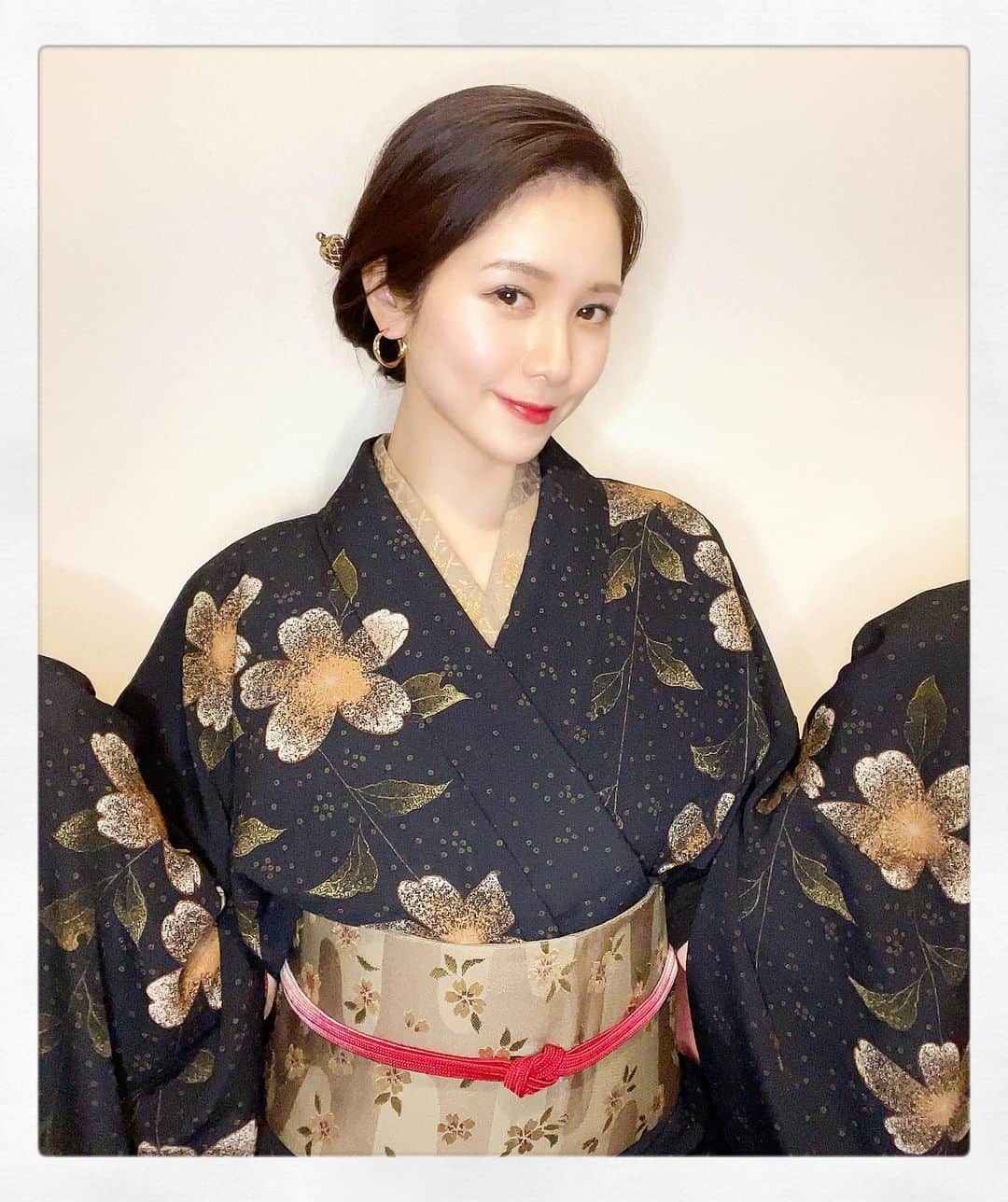 立花サキさんのインスタグラム写真 - (立花サキInstagram)「今年は去年よりも着物を﻿ 沢山着るぞ〜👘﻿ (と言いながら﻿ この画像も去年のものですが…笑)﻿ ﻿ ﻿ お家時間は﻿ 着付けの練習しよう👘﻿  ﻿ #着物 #kimono #お家時間」1月4日 20時21分 - tachibanasakichaso