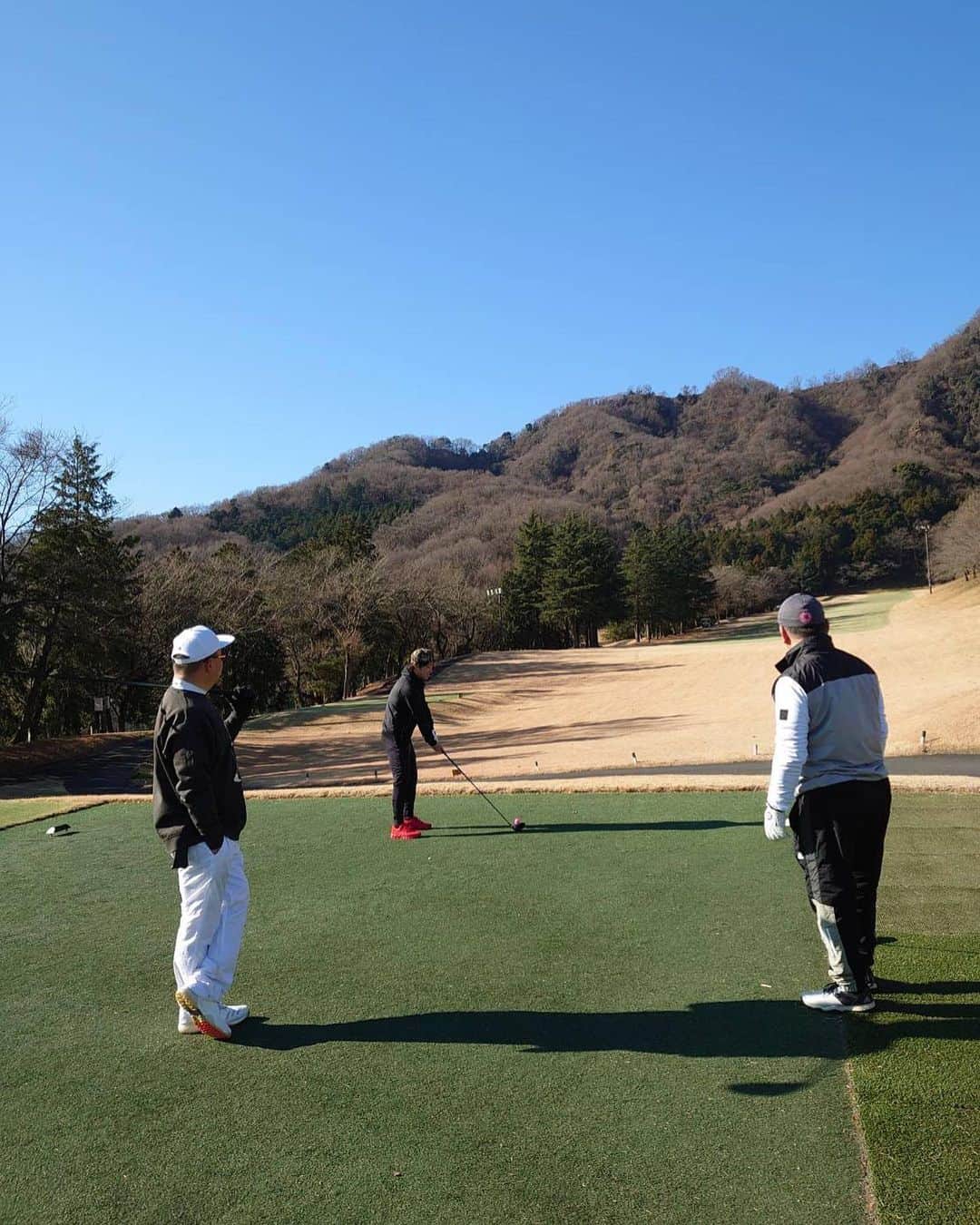 高木豊さんのインスタグラム写真 - (高木豊Instagram)「恒例の新春ゴルフ。  今年は 次男・善朗参上！  天気には恵まれたが スコアは恵まれず…。笑  だけど 楽しいゴルフでした。  #いんすたばえ  #涼しい  #ゴルフ  #初打ち  #楽しい時間  #高木豊  #高木善朗  #youtube」1月4日 20時22分 - takagi.1022