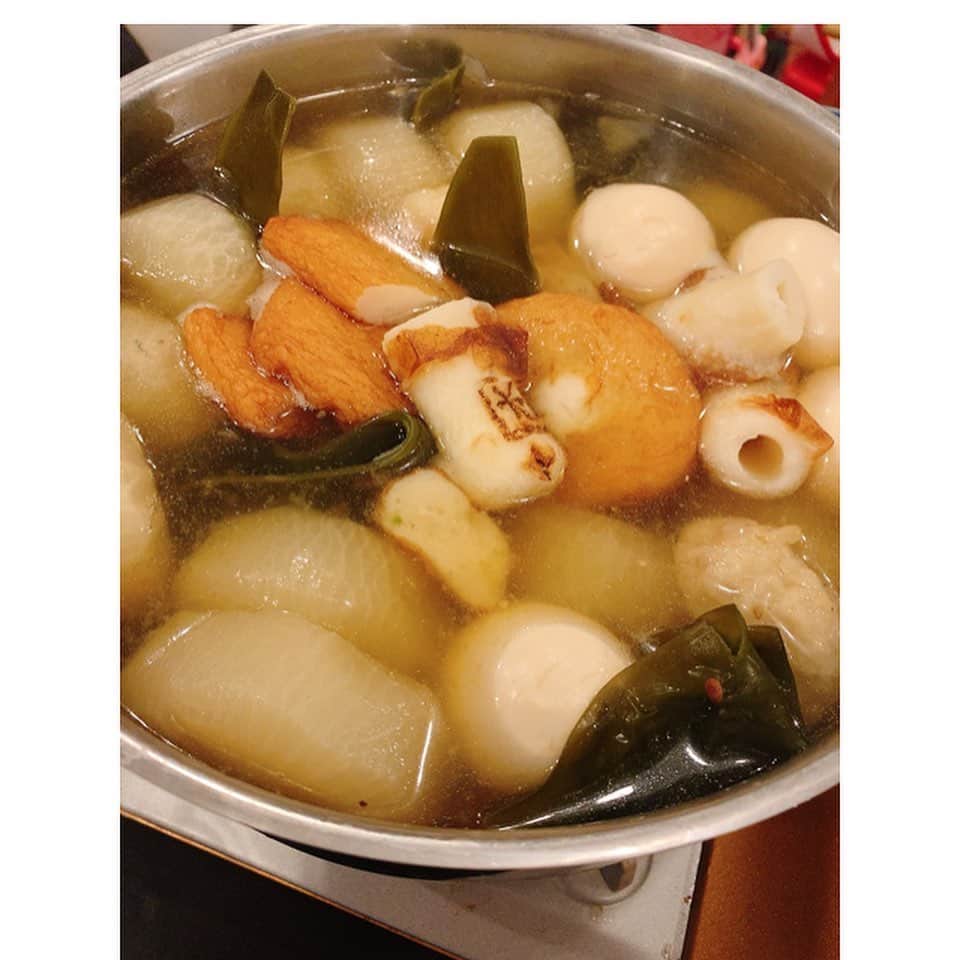飯田圭織さんのインスタグラム写真 - (飯田圭織Instagram)「こんばんは🌆 お正月も終わりという雰囲気ですね。 昨夜から出汁をとり煮込んだおでんを家族で食べました✨ 北海道の昆布がとっても美味しくてよい味になりました。多いかなと思ったけどすぐにみんな綺麗に食べてくれました✨おでんに合う日本酒の獺祭を主人が出してくれました🍶最高❣️ お腹いっぱいでお正月気分から抜けられそうにありません、、😂笑 #こんばんは #こだわり #おでん  #昨夜から仕込んだ #北海道昆布  #日本酒 #獺祭 #たまらない」1月4日 20時23分 - iidakaori.official