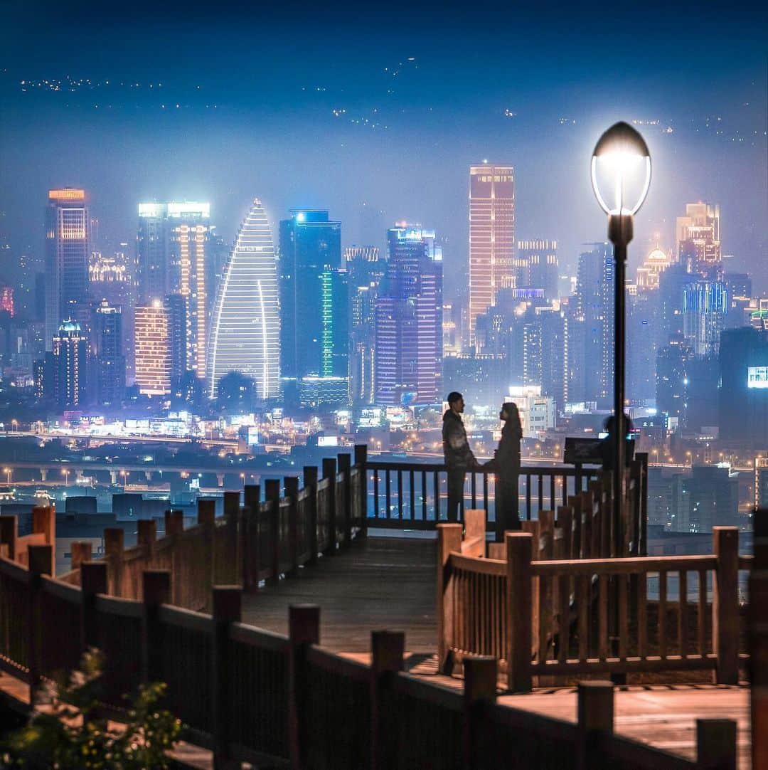樂さんのインスタグラム写真 - (樂Instagram)「台中。望高寮夜景公園🌃 台中的夜景越來越美了✨ 這條新蓋的木棧道觀景台，這樣拍過去的角度很美，浪漫指數爆表🙈 不管白天晚上都可以俯瞰整個台中，天氣好的時候還看得到合歡山🔥 這裡很適合和朋友或情人一起來看夜景😁 Tag你想一起來看夜景的人吧☺️」1月4日 20時24分 - ygt1016