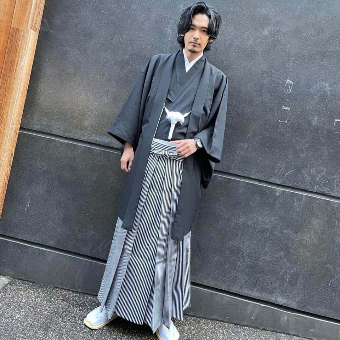 のインスタグラム：「袴は身が引き締まりますね。 でも表情は引き締まらなかった2枚目。  #solidemo #collars」