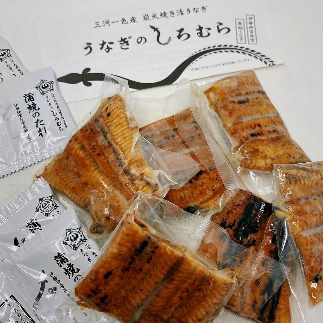 マキさんのインスタグラム写真 - (マキInstagram)「こんばんは🌇  今日の夕飯は家族が大好きな鰻❤️ 愛知県はひつまぶしが有名で、 特に三河産の鰻は本当に美味しくって 全国的にかなり有名ですよね‼️  今回は、この鰻をお取り寄せ致しました⤴️  伊勢神宮外宮に奉納された、縁起の良い活うなぎなんですよ‼️ @unaginoshiromura   うなぎのしろむらさんのお取り寄せうなぎは、炭火焼きしたうなぎの美味しさをそのまま真空パックに凝縮してあるから、焼き上がりの香ばしい匂いや ちょっとした焦げ具合がいい感じ☺️  お祝い 誕生日 還暦喜寿 お歳暮 お中元… 大切な方への贈り物にも喜ばれるのが間違いないです‼️  厳選された三河一色産活うなぎを、 自宅で手軽に食べれて、真空パックをボイルしただけで食べれるから、 一人暮らしの方に送ってあげたくなる☺️  家族皆んなが、「美味しい」 って絶賛でした👍  また、リピしなきゃ⤴️  #うなぎのしろむら #うなぎ通販 #お歳暮うなぎ #うなぎ #ひつまぶし #蒲焼き #名古屋名物 #pr#夕飯#三河産うなぎ#炭火焼きうなぎ#お取り寄せグルメ#一人暮らしご飯 #お土産#焼き立ての味」1月4日 20時24分 - maki_s0205