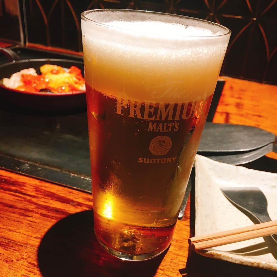 水野愛日のインスタグラム：「渋谷SKYでサンセットをみたあと  渋谷スクランブルスクエアにて晩ご飯も( * ॑꒳ ॑* )  ｢月島 もへじ｣さんで、もんじゃ焼きと、お好み焼き食べたー！  お正月なのでビールものんじゃう！笑  すごくオシャレなもんじゃ焼屋さんで 店員さんが焼いて下さいます  お魚を使った一品もおいし！ 前菜に  寒ブリをいただきました！  そして、もんじゃは定番の明太もちチーズに、モッツァレラチーズトッピング！ 出汁に生クリーム入ってるみたいで、初めて食べた感の優しいお味のもんじゃでした！  からの、お好み焼きは豚玉っ  店員さんも優しいし、 また、ぜひ来たいもんじゃ屋さんだったよーーー！  #月島もんじゃ #月島もへじ #明太もちチーズもんじゃ #豚玉お好み焼き #プレミアムモルツ #鉄板焼きディナー #渋谷スカイ #渋谷グルメ #渋谷スクランブルスクエアグルメ」