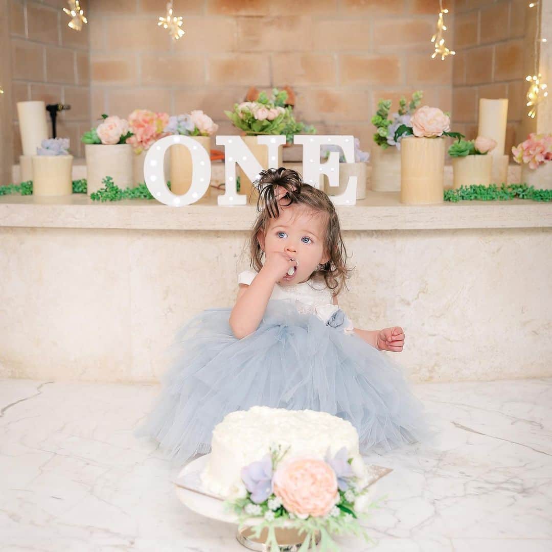エイミー・ウィラートンのインスタグラム：「A whole year of you @missdemelzaday ✨#firstbirthday #cakesmash 🌈」