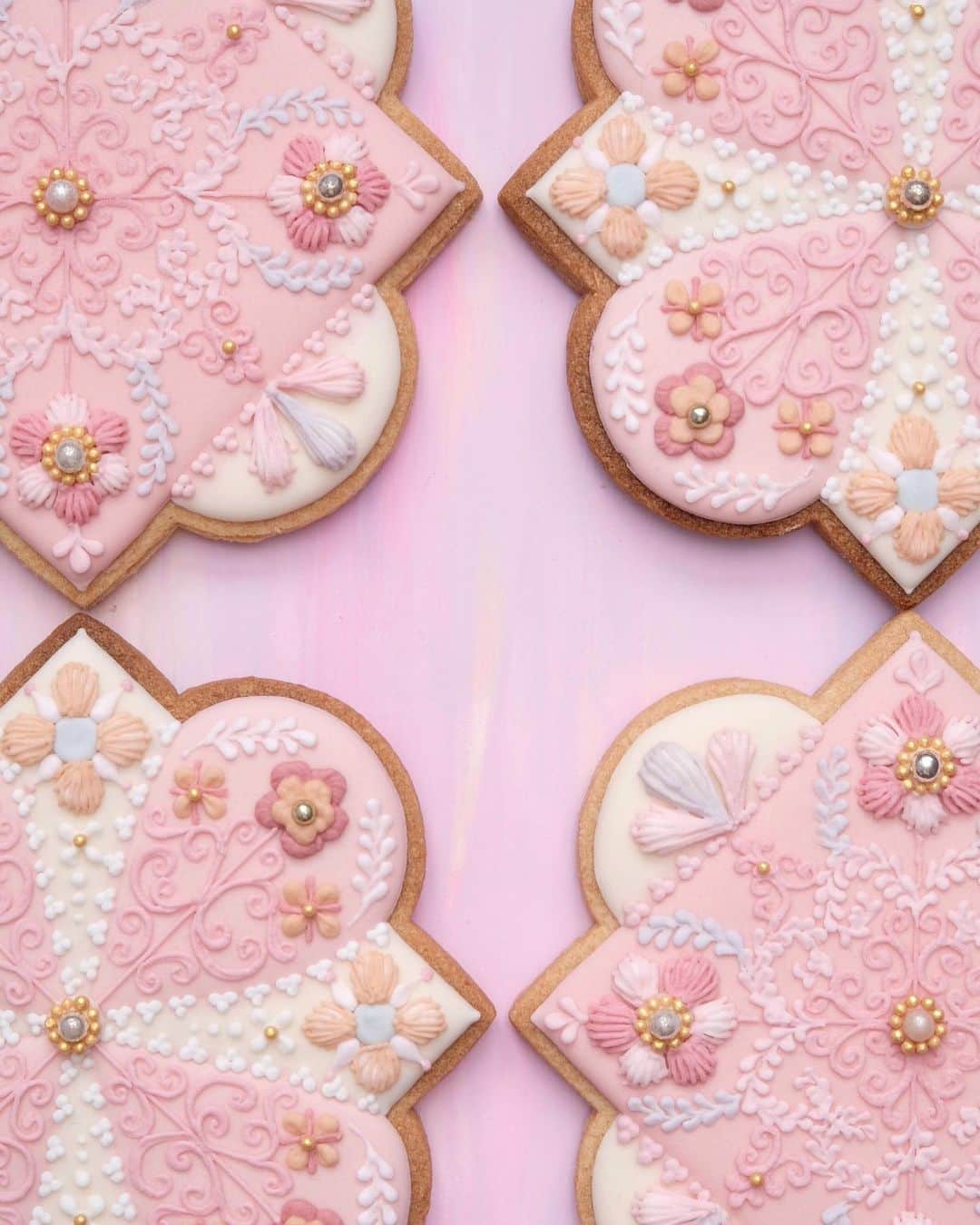 KUNIKAのインスタグラム：「Flower embroidery mixed pattern cookie🌸  溜まっている何かがこんがらがってるのがデザインに表れているような気がする🥵🍥 私にとってのアイシングは今の自分を映し出す鏡みたいなものなのかも  #artofkunika」