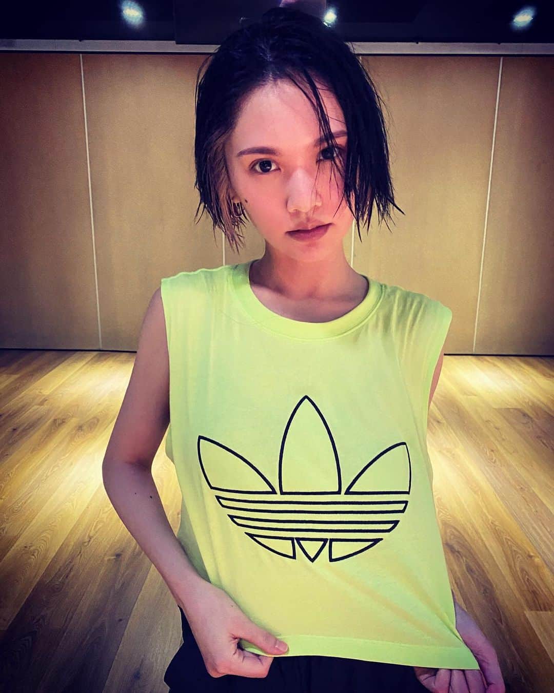 レイニー・ヤンのインスタグラム：「💛 攝影師說 簡簡單單  就很好看  #zumba #workout」